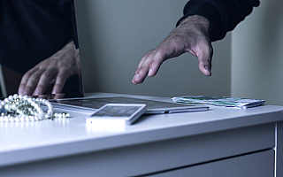 Wadę wzroku wykorzystywał do okradania ludzi. 64-latek trafił do aresztu Wadę wzroku wykorzystywał do okradania ludzi. 64-latek trafił do aresztu